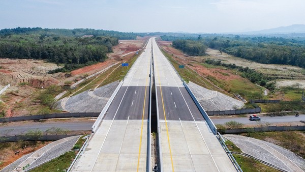 Ada permukaan jalan menggunakan aspal namun ada juga yang beton. Foto: Dok. PT Hutama Karya