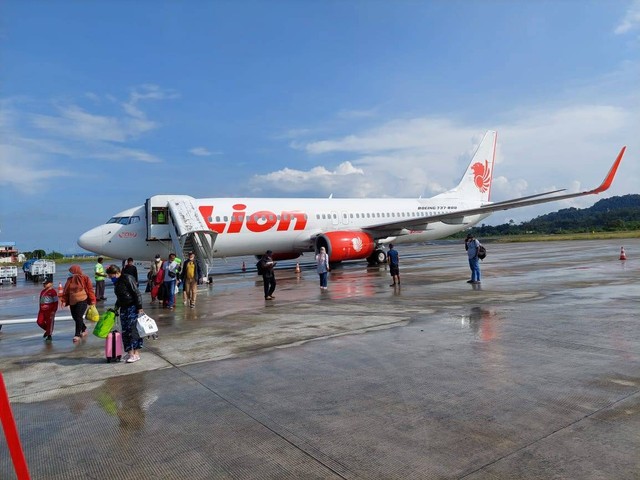 Pesawat Lion Air saat mendarat di Bandara Frans Kaisiepo Airport di  Biak, Papua.