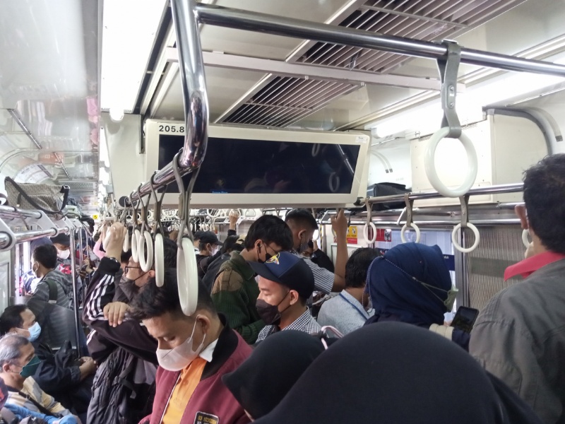 Penumpang KRL tujuan Jakarta