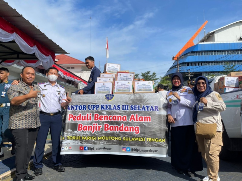 Penyerahan bantuan banjir bandang