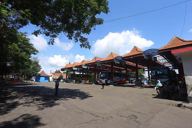 Aktivitas terminal Bayuangga yang kembali ramai usai pandemi mulai terkendali. (Zainal Arifin/Jawa Pos Radar Bromo)