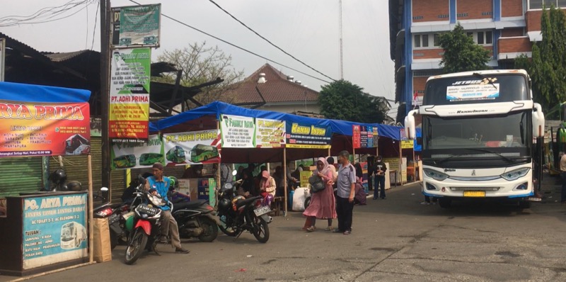 Pelayanan loket Sumatera di tenda sementara pascakebakaran di Terminal Bekasi, Rabu (3/8/2022). Foto: BeritaTrans.com.