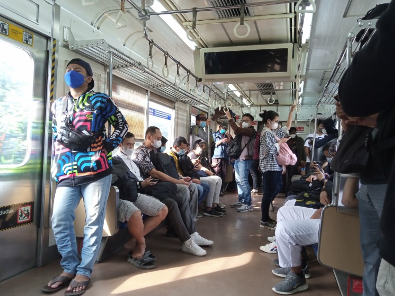 Suasana dalam KRL Commuterline tujuan akhir Kota pagi ini