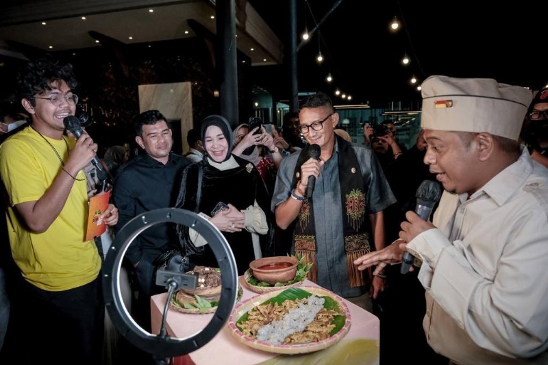 Menparekraf Sandiaga Uno di sela festival kuliner Aceh