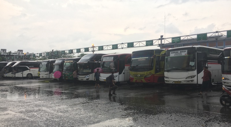 Terminal Bekasi sesaat setelah hujan deras, Kamis (4/8/2022) sore. Foto: BeritaTrans.com.
