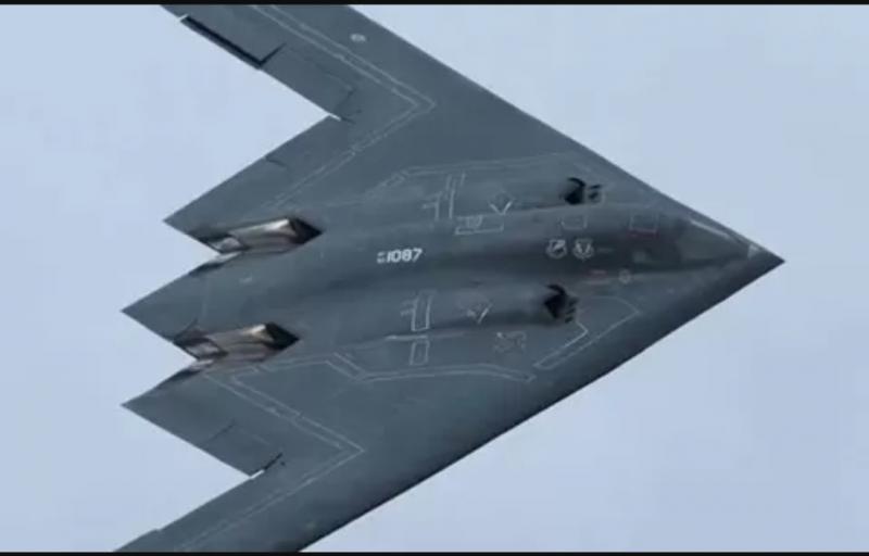 Rusia dipercaya bermaksud atau sedang mengembangkan pesawat pengebom yang bentuknya mirip dengan pengebom siluman B-2 Spirit milik Amerika Serikat (AS). Foto/BulgarianMilitary