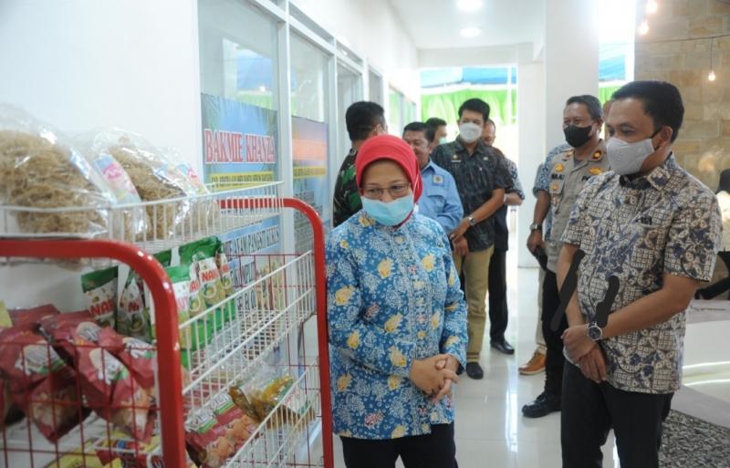 Dirjen PDSPKP KKP, Artati Widiarti saat melihat produk perikanan hasil UMKM. (Ist)