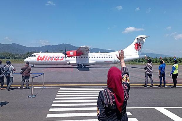 Bupati Purbalingga melambaikan tangan ke arah pesawat Wings Air yang akan lepas landas dari Bandara Jenderal Soedirman, Purbalingga, menuju Bandara Pondok Cabe, Tangsel, Jumat (5/8/2022). (Foto : Antara)