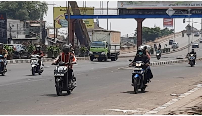 Kendaraan melintasi jalur yang terkena tumpahan oli di jembatan Fly Over Kranji, Kota Bekasi, Ahad (7/8/2022). Sejumlah kendaraan roda dua sebelumya sempat tergelincir akibat oli yang tumpah tersebut. 