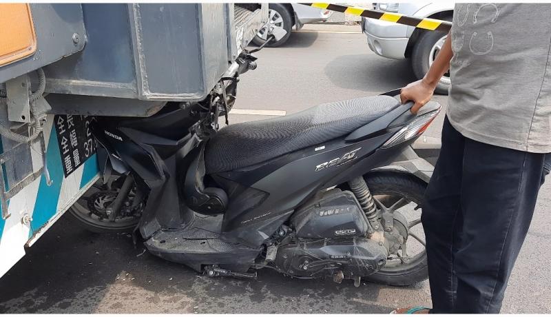 Sepeda motor tersangkut setelah menghantam alat berat Crane yang sedang mogok di Jembatan Layang Kranji, Jalan Sultan Agung, Kota Bekasi, Ahad (7/8/2022).
