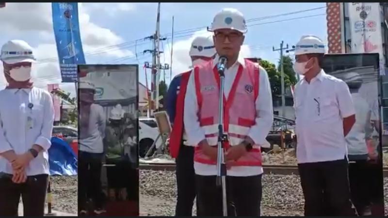 Menhub Budi Karya Sumadi saat meninjau progres pembangunan jalur ganda KA Solo-Semarang di Simpang Joglo, Solo, Ahad (7/8/2022).