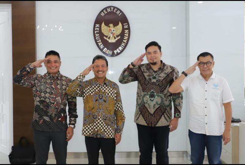Menteri Kelautan dan Perikanan Sakti Wahyu Trenggono bersama pimpinan Kalikan.id Dian Rachmawan (paling kiri) dan rombongan di Gedung Mina Bahari IV, Kantor KKP, Jakarta Pusat, Senin (8/8/2022).