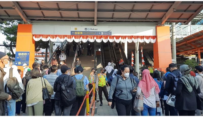 Penumpang KRL mengantre di Stasiun Bekasi, Senin, 8 Agustus 2022 pagi.