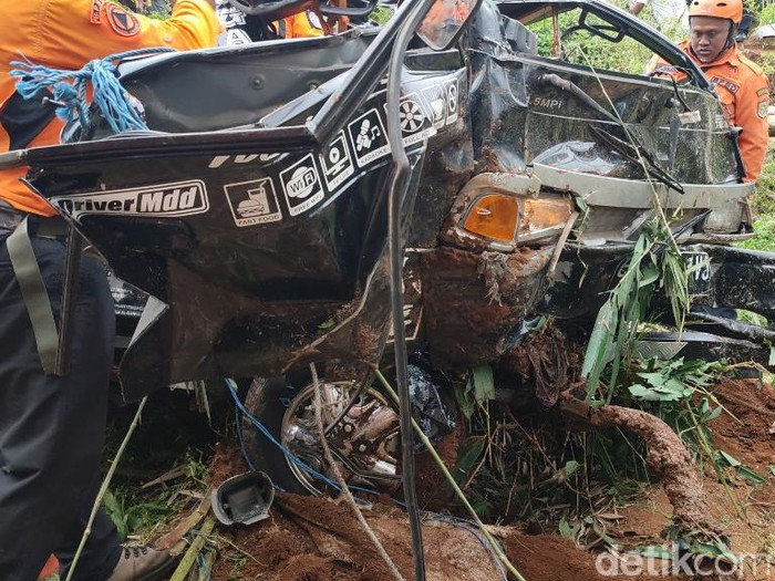 Warga dan petugas mengevakuasi korban dan mobil yang terjun ke jurang di Ciamis, Jawa Barat. 