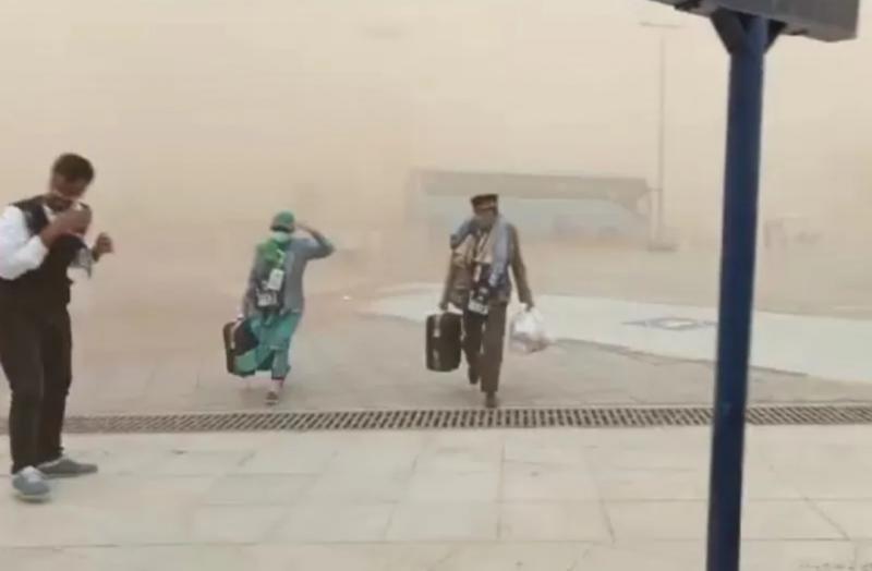 Kepulangan jamaah haji Kloter 32 Embarkasi Surabaya (SUB 32) diwarnai badai pasir di Bandara Madinah, Minggu (7/8/2022) (ANTARA/HO.MCH2022)