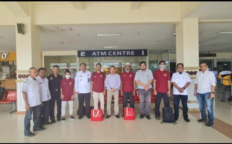 Kepulangan ke empat nelayan Aceh Timur disambut langsung Komandan Pangkalan PSDKP, Lampulo di Bandara International Sultan Iskandar Muda Di Blang Bintang, Aceh Besar, Aceh, 3 Agustus 2022.