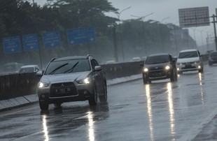 Kepolisian melarang menggunakan lampu hazard saat hujan. Lampu hazard punya aturan pakai yang mesti dipahami buat menghindari kebiasaan salah kaprah. (CNN Indonesia/Bisma Septalismaa)  