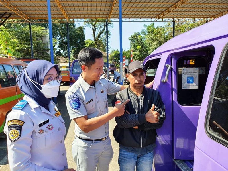 Jasa Raharja bersama Polres dan Dishub Kota Cimahi menggelar uji petik angkutan umum. Foto: istimewa.