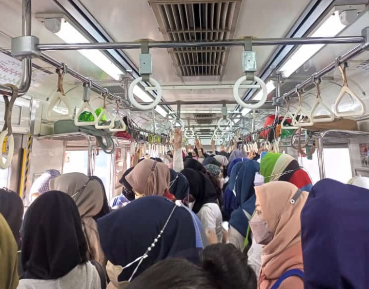 Suasana di KRL tujuan akhir Jakarta Kota