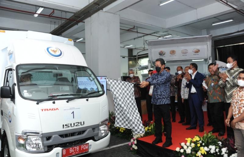  Menteri Kelautan dan Perikanan Sakti Wahyu Trenggono melepas mobil ATI dari area parkir Gedung Mina Bahari III Jakarta, Selasa (9/8/2022). 