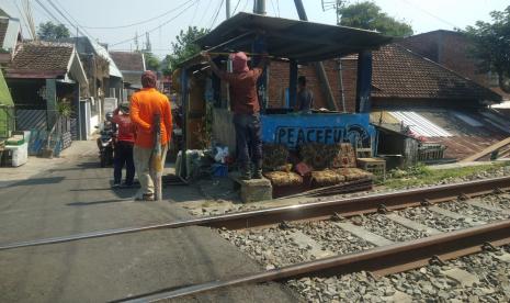Polresta Malang Kota (Makota) memasang sirine dan rotator di perlintasan rel kereta api di Jalan Plaosan Barat, Kecamatan Blimbing, Kota Malang, Jawa Timur (Jatim).