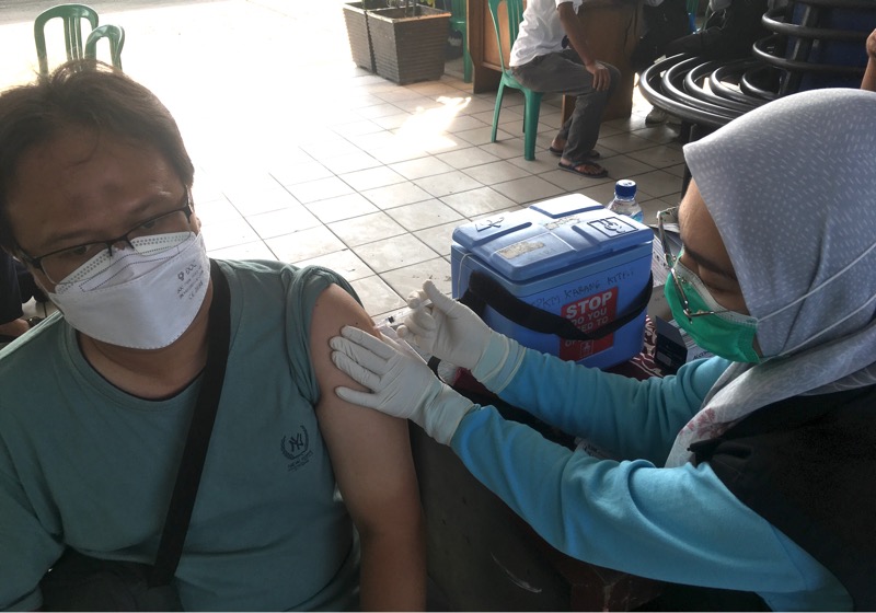 Dinas Perhubungan Kota Bekasi menggelar vaksinasi booster dalam menyambut HUT ke-77 RI di Terminal Kota Bekasi, Kamis (11/8/2022). Foto: BeritaTrans.com.