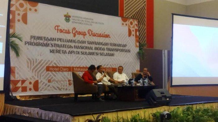 Suasana FGD membahas proyek kereta api di Sulawesi Selatan (Sulsel) oleh Departemen Sosiologi, Fakultas Ilmu Sosial dan Ilmu Politik (FISIP) Universitas Hasanuddin di Makassar, Kamis (11/8/2022). 