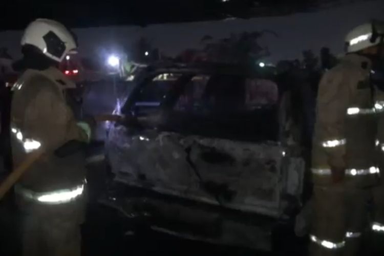 Dua unit kontainer, satu unit mobil, dan satu motor hangus terbakar di sebuah gudang di Jalan BKT, Ujung Menteng, Cakung, Jakarta Timur, Rabu (10/8/2022) malam.(Dok. Sudin Gulkarmat Jaktim)