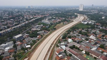 Foto udara suasana ruas tol Serpong-Balaraja di kawasan Serpong, Tangerang Selatan, Banten, Senin (11/7/2022).