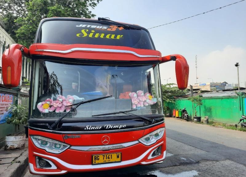Bus Sinar Dempo rute Pagar Alam-Yogyakarta saat tiba di Terminal Bekasi akan kembali berangkat pada Jumat (12/8/2022).