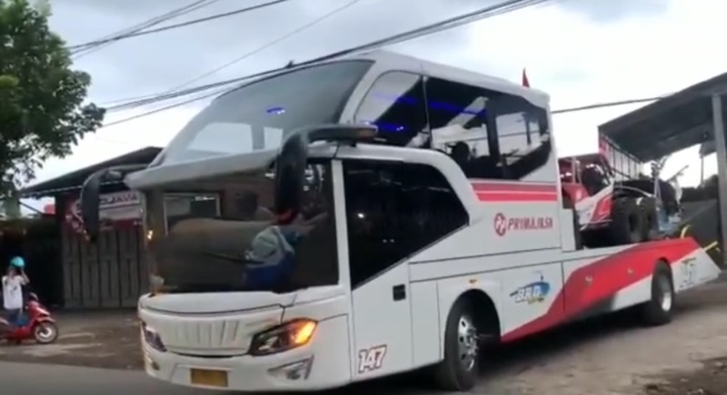 Bus towing Primajasa dengan muatan mobil tim offroad. Foto: tangkapan layar/istimewa.