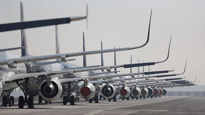 Ilustrasi pesawat komersil parkir di bandara. REUTERS/Ivan Alvarado
