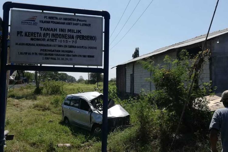 Kendaraan mini bus ringsek setelah tertabrak kereta api di kawasan Kecamatan Kraton, Kota Pasuruan, Kamis (11/8/2022).(Dok. Satlantas Polres Pasuruan Kota)
