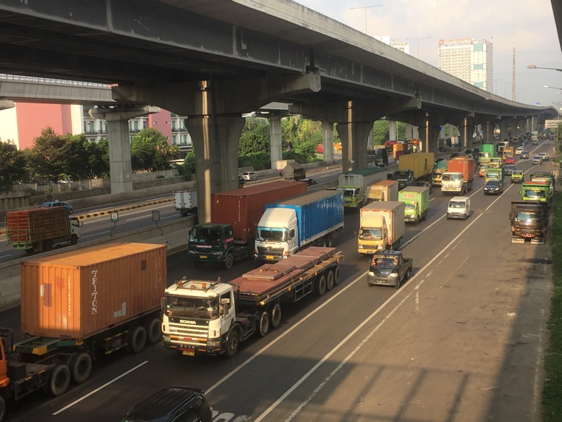 Truk logistik mulai penuhi Tol Bekasi Timur, Jumat (12/8/2022) sore. Foto: istimewa.