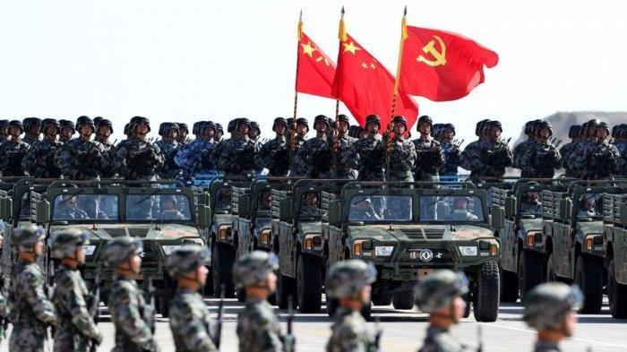 Militer China saat parade - China mengirim jet tempur dan pesawat ke Thailand saat Amerika Serikat (AS) latihan tempur di Indonesia bersama TNI, Australia, Jepang dan Singapura.
