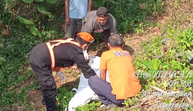 Jenazah kakek Sumarlin saat dievakuasi. Foto: Istimewa