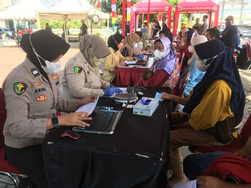 Polres Metro Bekasi Kota dalam menyambut HUT ke-77 RI melaksanakan Gebyar Vaksinasi Booster Merdeka dengan berbagi hadiah doorprize bagi masyarakat yang ikut vaksin. Foto: BeritaTrans.com.