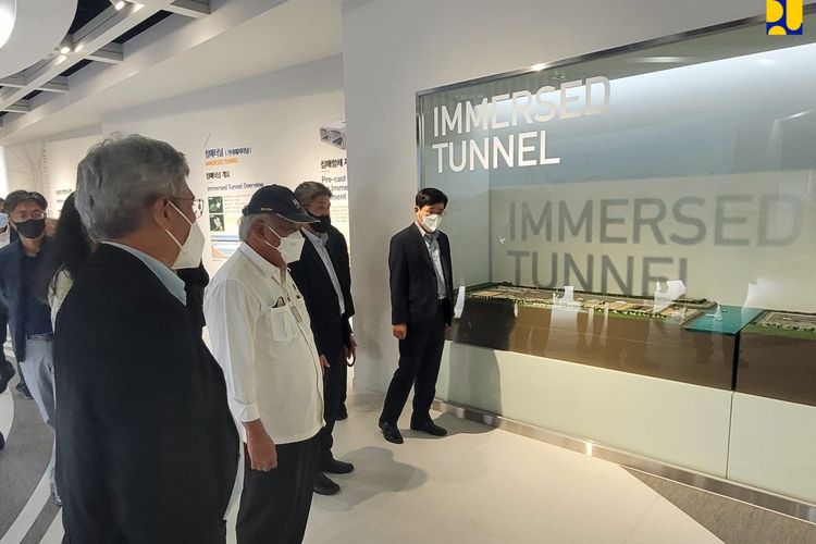 Menteri PUPR, Basuki Hadimuljono saat melihat maket pembangunan immerse Tunnel seperti di Geoje, Busan, Korea Selatan(Kementerian PUPR)