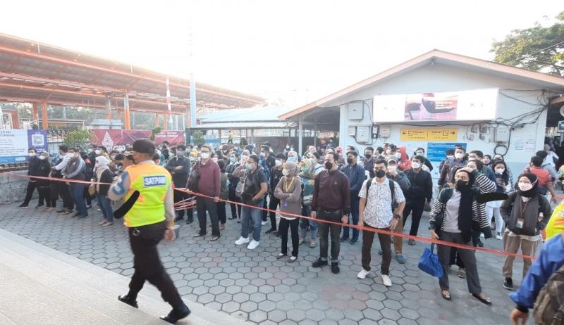 Petugas Stasiun Bekasi memberlakukan antrean bagi penumpang yang hendak naik KRL pada pagi jam sibuk, Senin (15/8/2022). 