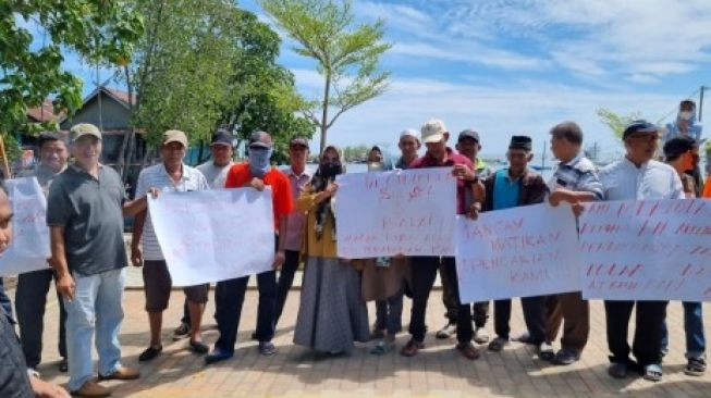 Sejumlah nelayan berunjuk rasa menolak jalur kereta api sistem at grade atau menyentuh tanah. Karena dianggap akan menghalangi akses mereka saat pergi melaut. Unjuk rasa di Pantai Mangara Bombang, Makassar, Ahad (14/8/2022).