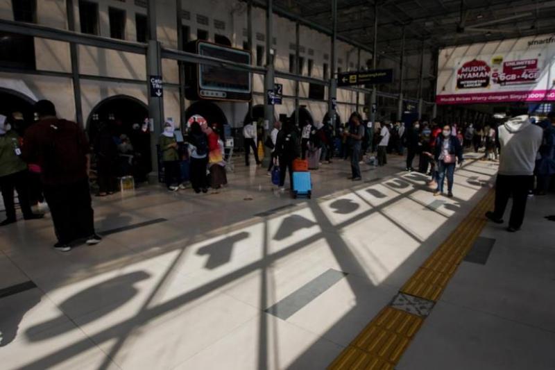 Penumpang kereta api jarak jauh di Stasiun Senen.