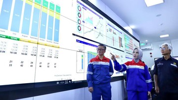 Foto: Direktur utama Pertamina, Nicke Widyawati Saat Meninjau Fasilitas digital War Room and Integrated Optimization Decision Support Center (IODSC) Pertamina Hulu Rokan (PHR). Dok: Pertamina