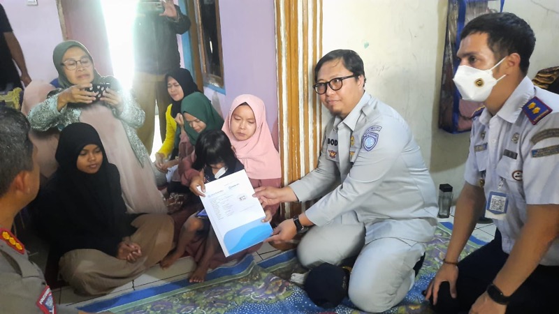 Kepala Jasa Raharja Jawa Barat, Dodi Apriansyah menyerahkan santunan korban kecelakaan ke pihak ahli waris. Foto: istimewa.
