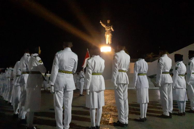 Gladi bersih kegiatan pembentangan bendera 10 km di batas teritorial laut perbatasan RI Malaysia di Pulau Sebatik Nunukan Kaltara. Sejumlah Paskibra dari beberapa SMA di Sebatik berlatih di area PLBN (Dok.Edy santri)