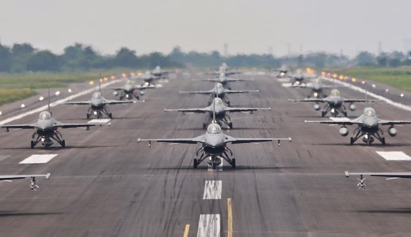 Puluhan pesawat tempur yang terdiri dari F-16 TNI AU dan Helikopter TNI - Polri.