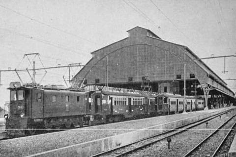 Ilustrasi. Pada 6 April 1925, Staats Spoorwegen, diresmikan elektrifikasi jalur kereta api sekaligus peresmian Stasiun Tanjung Priok. Foto/Ist/Tropenmuseum