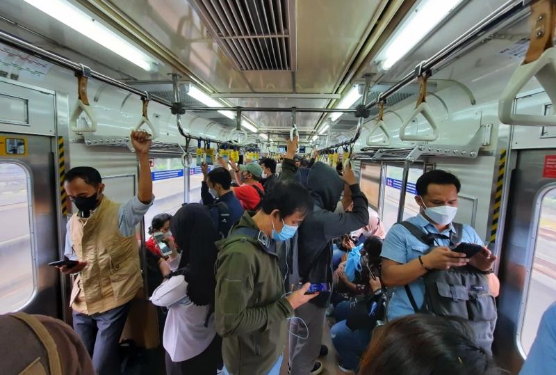 Suasana di dalam rangkaian KRL yang berjalan dari arah Cikarang menuju Stasiun Kampung Bandan pada Selasa (16/8/2022).