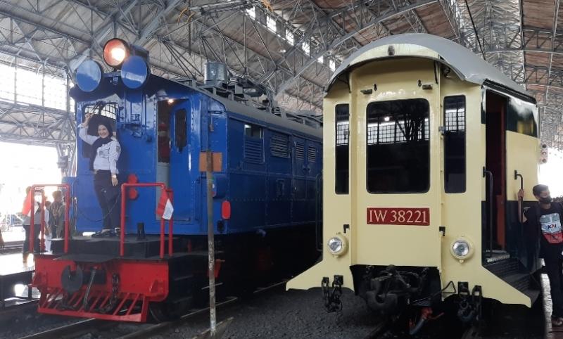 Rangkaian Lokomotif KRL Bon-Bon dan dua rangkai Kereta Djoko Kendil berada di Stasiun Tanjung Priok, Rabu (17/8/2022). Gelaran Kereta Bersejarah Menyapa tersebut dalam memeriahkan HUT Ke-77 Kemerdekaan RI.