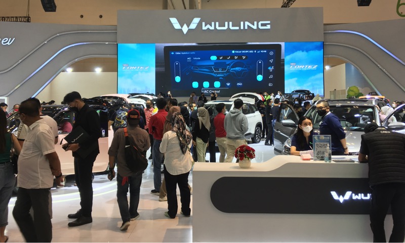 Booth Wuling diserbu pengunjung di GIIAS 2022. Foto: BeritaTrans.com.