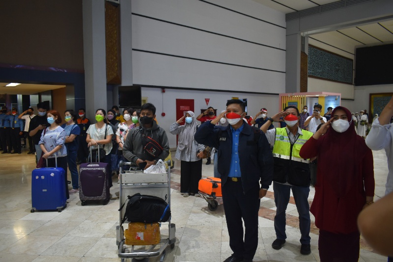 Penumpang dan staf saat peringati Hari Kemerdekaan di Bandara Ap II